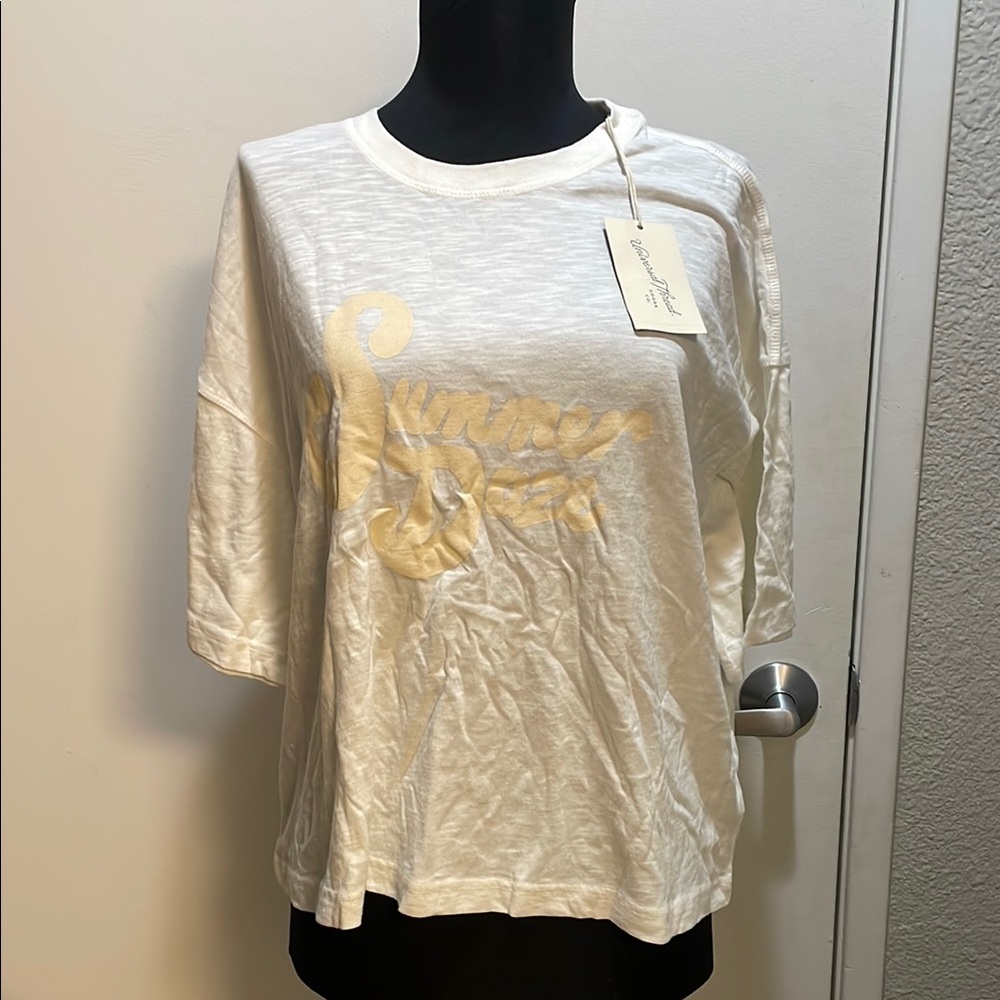 Universal Thread Cream T-Shirt with Crew Neck and Short Sleeves